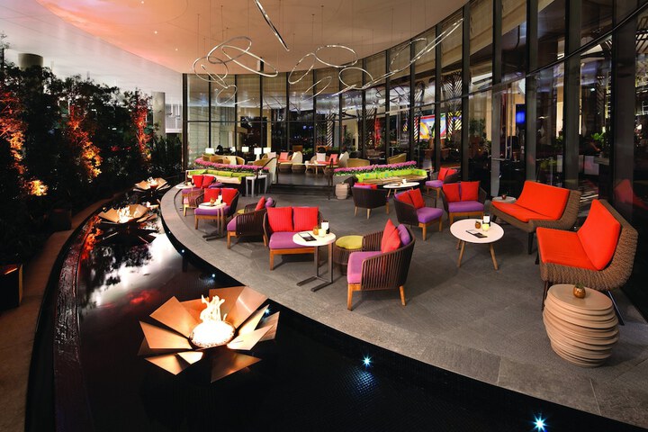 Lounge 54 of 61