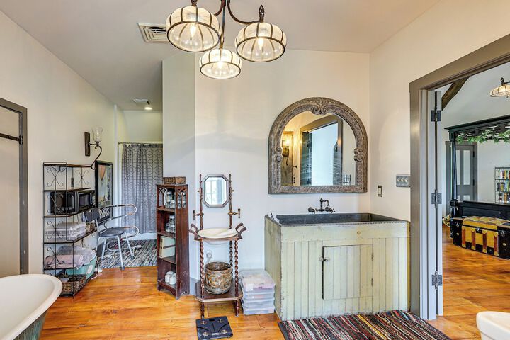 Spacious & Historic Cabin in New Haven w / Pond!