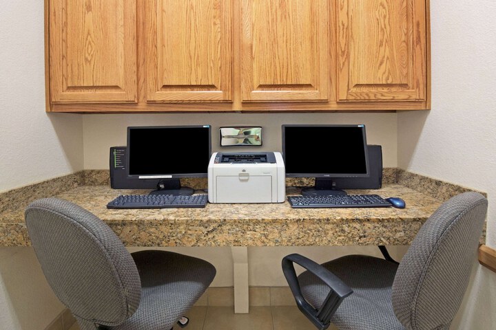 Super 8 by Wyndham Austin / Airport South