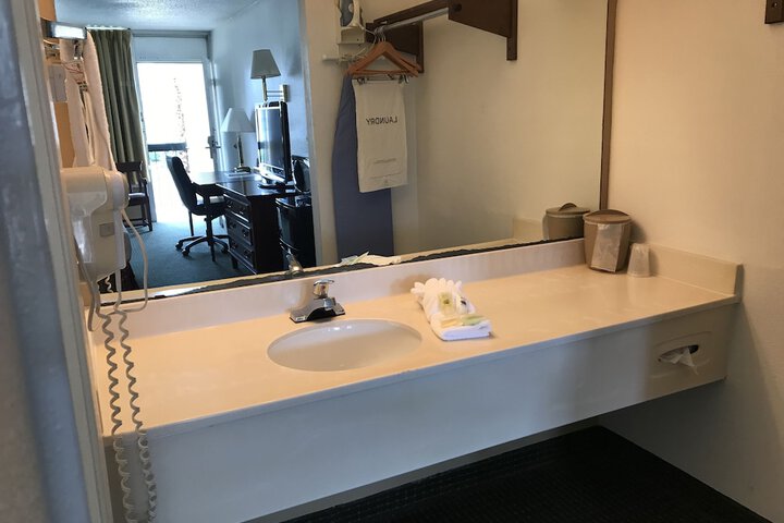 Carmel Inn & Suites