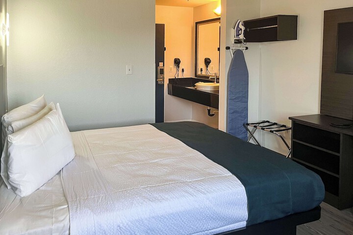 Studio 6 Suites Delano CA