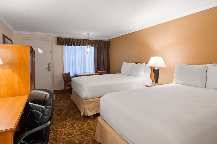 Sturgis Lodge & Suites Travelodge by Wyndham