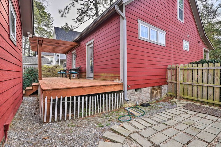 Cozy Southern Pines Retreat 1 Mi to Downtown!