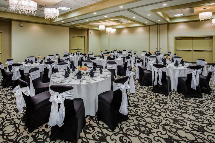 Ballroom/Hall 94 of 95