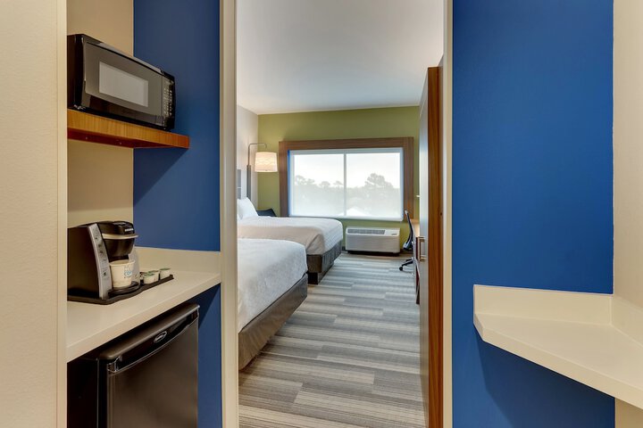 Room 32 of 65