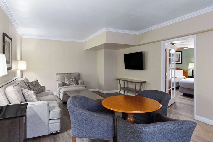 Travelodge by Wyndham Monterey Bay