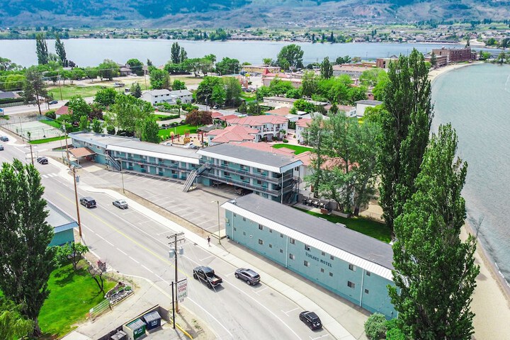 Poplars Motel on the lake