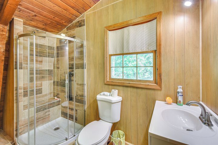 Pet-friendly Lavonia Cabin Walk to Lake Hartwell!