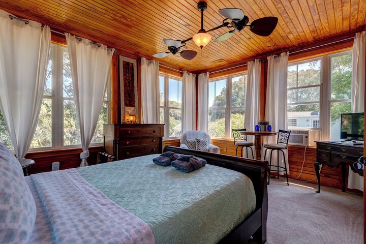 Beachside Boutique Inn – Folly Beach Rooms & Private Cottages