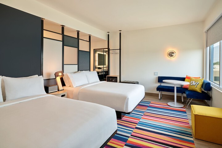 Room 10 of 28