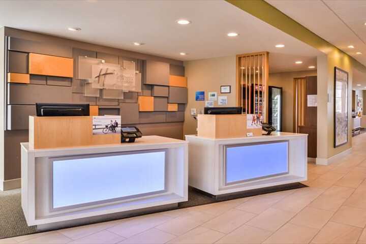 Holiday Inn Express & Suites Parkersburg East by IHG