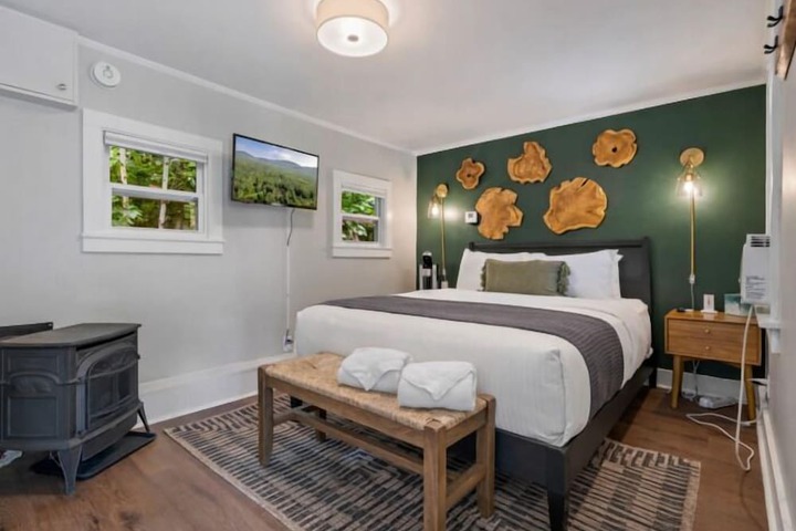 The Aurora Inn & Cottages