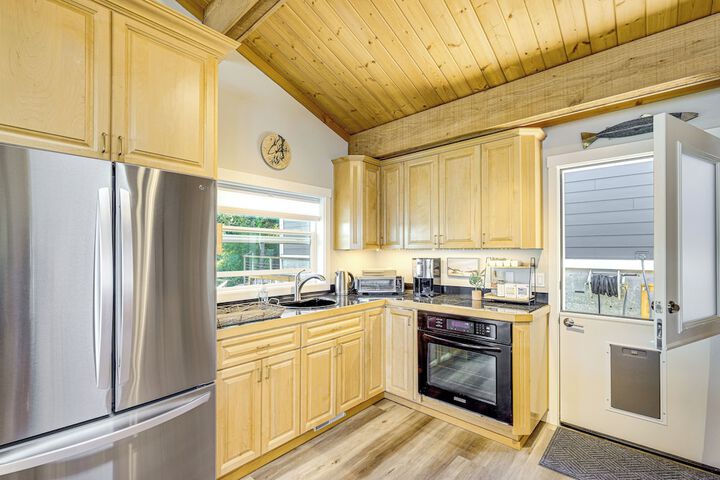Bayfront Home w / Private Beach in Poulsbo!