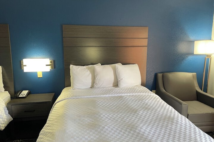 Clairmont Inn & Suites Warren