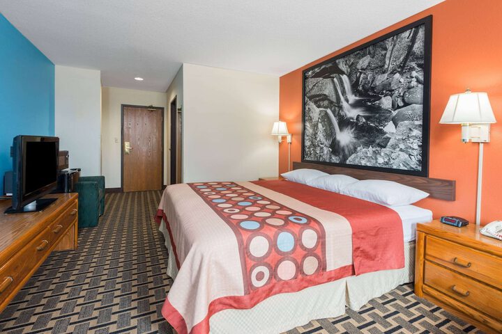 Room 8 of 18