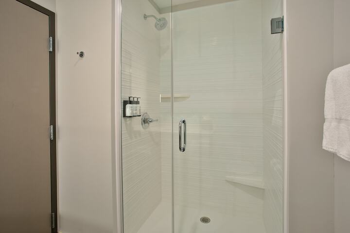 avid hotel Detroit Warren by IHG