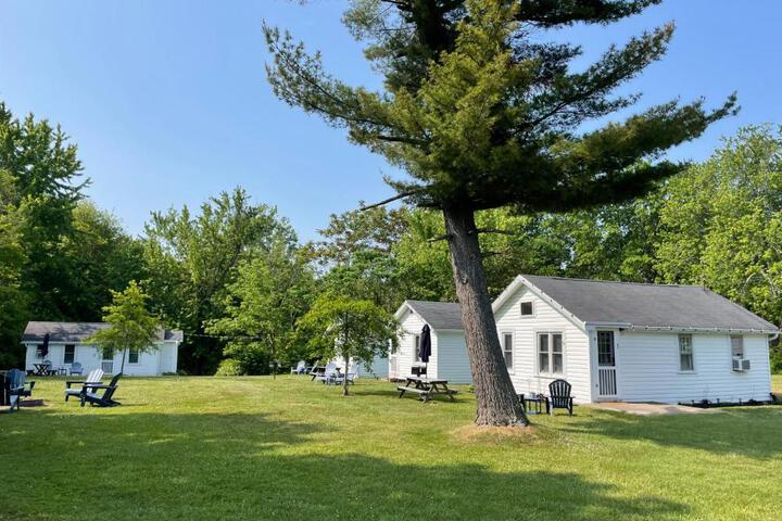 Drop Anchor Cottages and Lake House