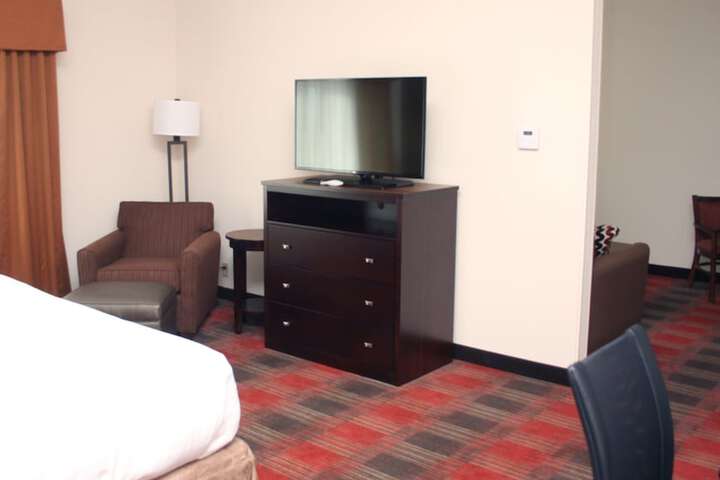 Holiday Inn Express & Suites Cumberland - La Vale by IHG
