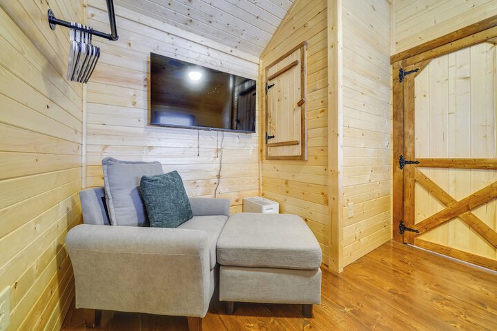 Pond-view Cabin Near Louisville on Racehorse Farm!