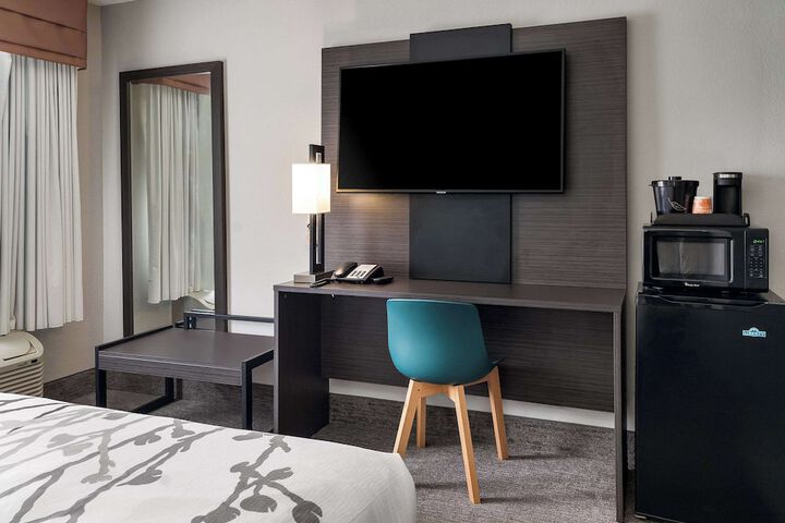 Room 10 of 28
