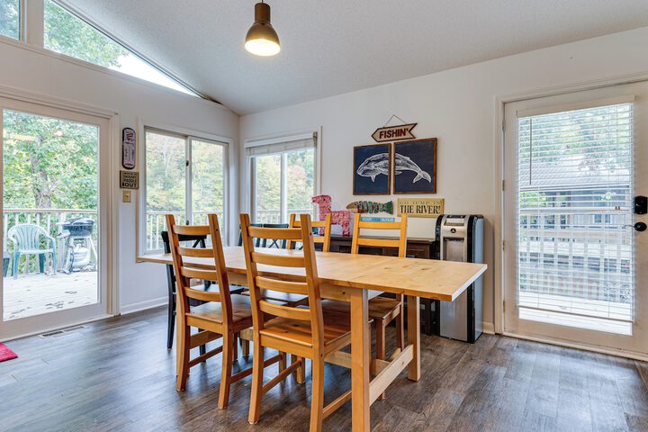 Riverfront Brookston Retreat w / Deck & River Tubes