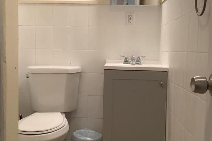 Cozy Apt near BU Lourdes, UHS