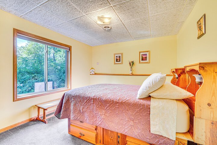 Lake Wissota Home w / Private Dock + Fire Pit!