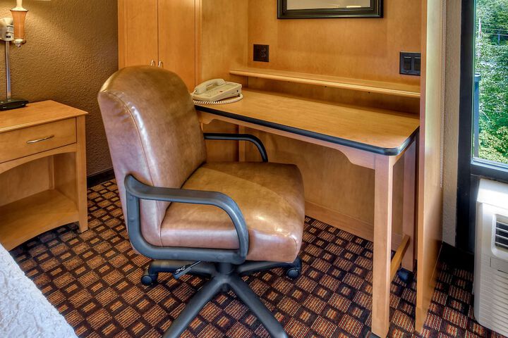 Room 10 of 32