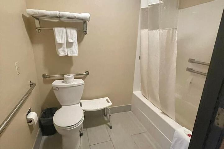Super 8 by Wyndham Paris IL
