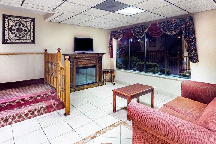 Super 8 by Wyndham Morristown / South
