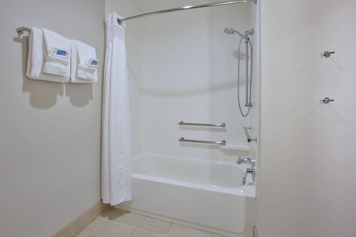 Holiday Inn Express & Suites Parkersburg East by IHG