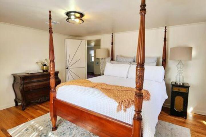 Chic Spacious Apt Near Attractions / Food/EWR/NYC