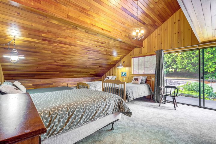 Waterfront Kingston Getaway: Beach Access On-site!