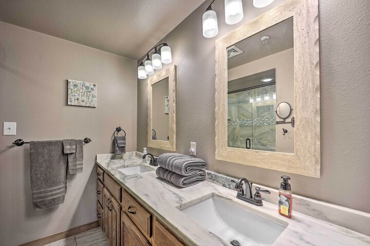 Golf Course & Lake Views: Cozy Afton Condo!