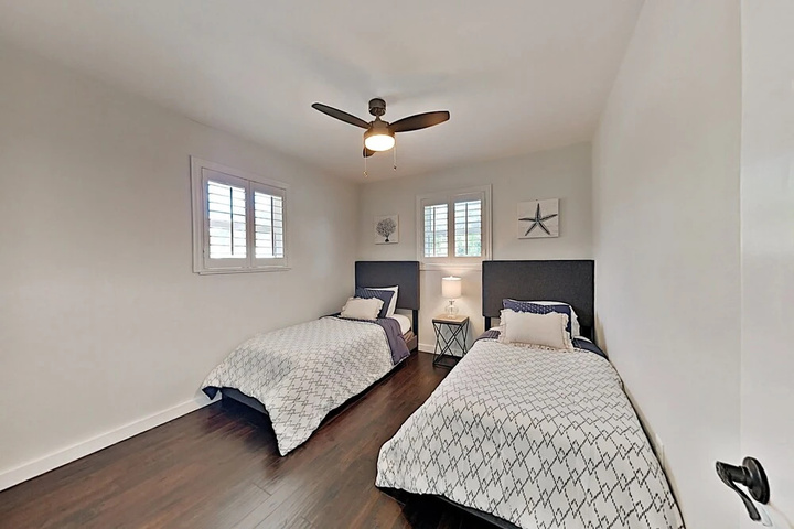 Charming Getaway W / New Kitchen & Private Backyard 3 Bedroom Home