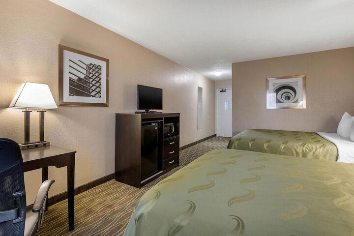 Quality Inn & Suites Des Moines - Merle Hay Road