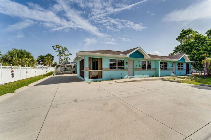 Breezy Englewood Condo w / Community Pool!