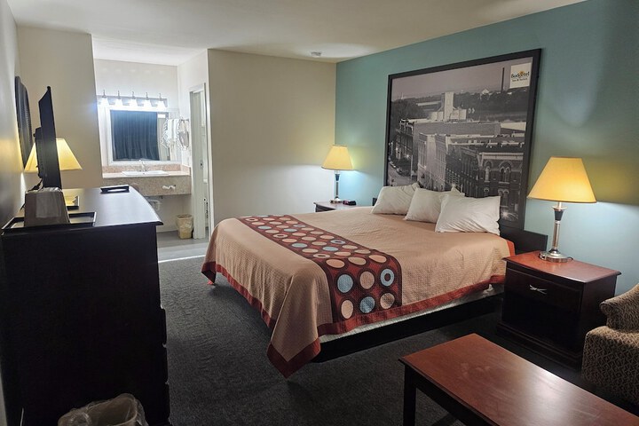 Room 8 of 11