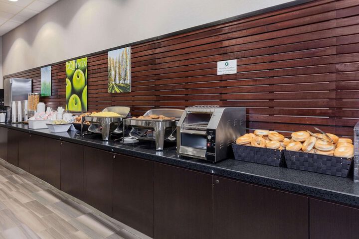 La Quinta Inn & Suites by Wyndham Clifton / Rutherford
