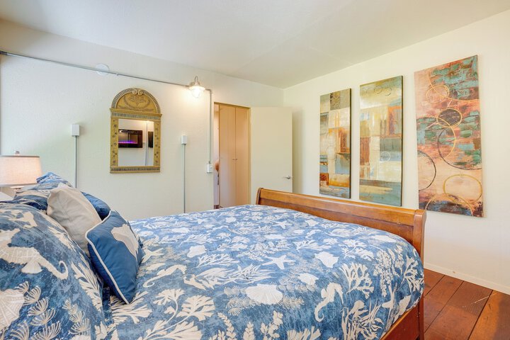 Waterfront Coos Bay Retreat w / Kayaks!