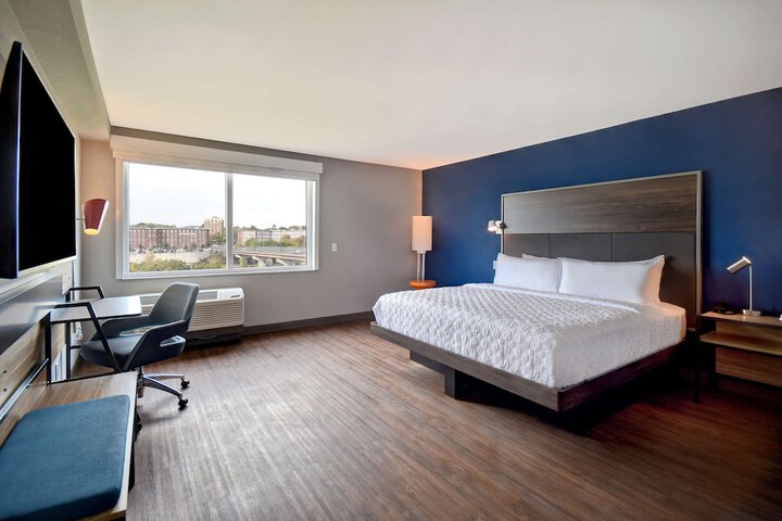 Tru by Hilton Manchester Downtown
