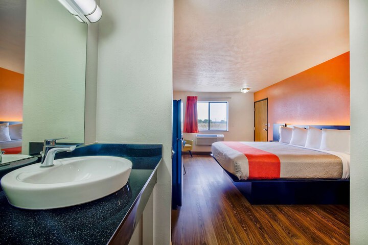 Motel 6 Percival IA