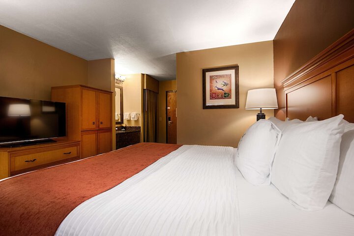 Best Western Plus Deer Park Hotel & Suites