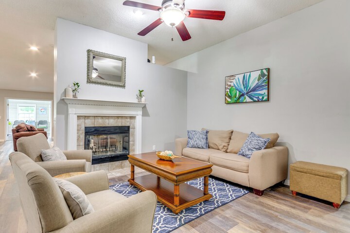 Spacious Home w / Sunroom 15 Mi to Pensacola!