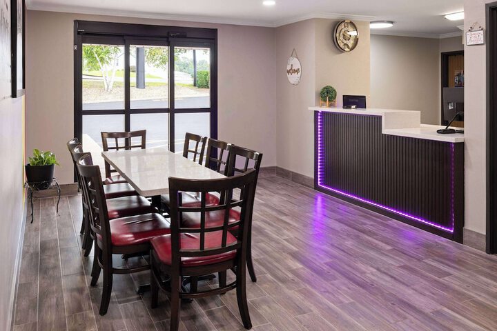 Super 8 by Wyndham Burnham / Lewistown