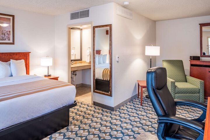 Room 9 of 28