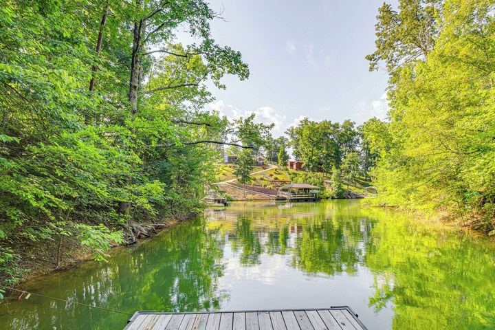 Dandridge Home on Douglas Lake w / Hot Tub & Dock!