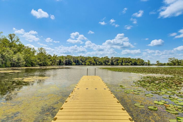 Private Lakefront Cabin w / Hot Tub Deck & Views