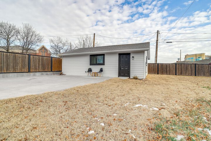 Central & Modern Studio w / Workspace in Owasso!