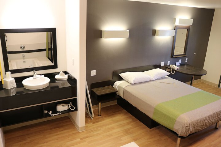 Room 21 of 38